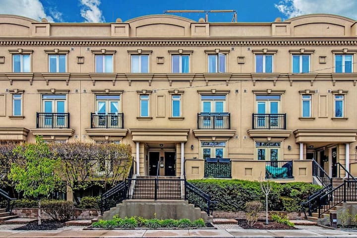 Dt Toronto 3 Bdrm 1 Parking gallery image 2