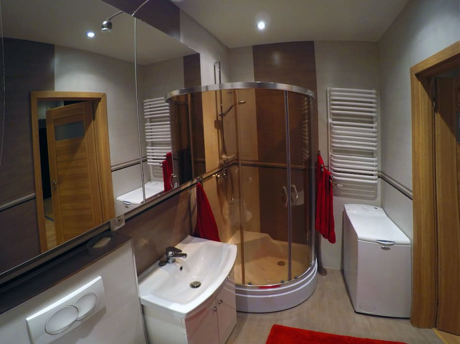 Bathroom with shower, WC and washing machine