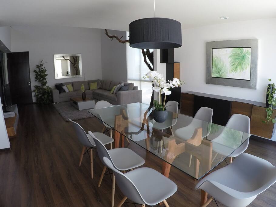 Comedor amplio y de alto diseño.