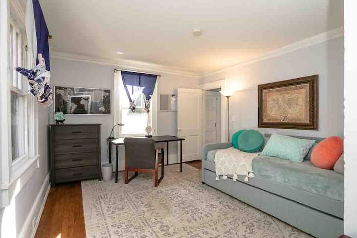 Este dormitorio está ubicado en el piso principal. Cuenta con un espacio de trabajo designado, internet de alta velocidad para apoyar tu oficina en casa, junto con un sofá cama y una cama nido. Tanto el sofá cama como el Trendle están equipados con colchón de espuma viscoelástica