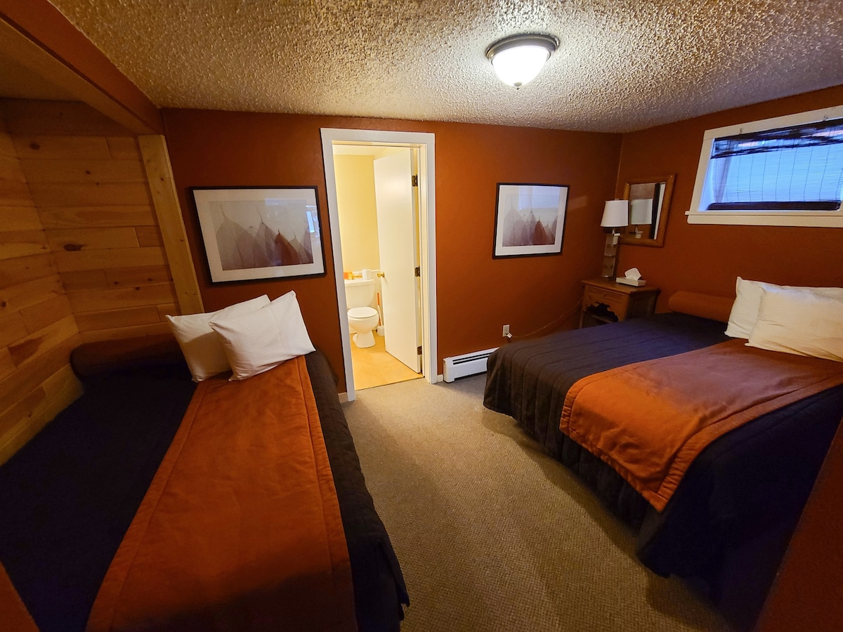 חדר שינה עם מרתף 5 
שתי מיטות זוגיות 
חדר רחצה ושירותים מס '3 במרתף כלול גם בתמונה 