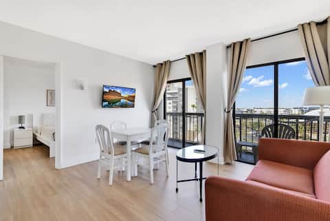 INTERNATIONAL dr/UNIVERSAL 2 BEDROOMS KING SUITE