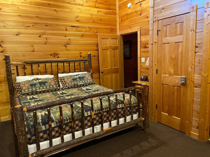 เตียงคิงไซส์ทั้งหมดพร้อมอ่างอาบน้ำเต็มรูปแบบ