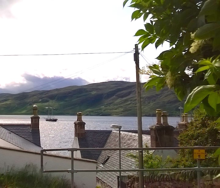 "Corran Beg Bothy", studio, sleeps 2, sea views