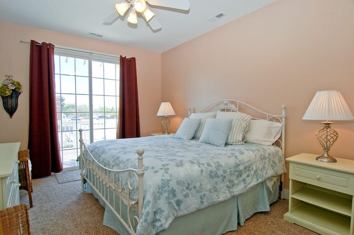 Dormitorio principal con terraza completa y bañera de hidromasaje.