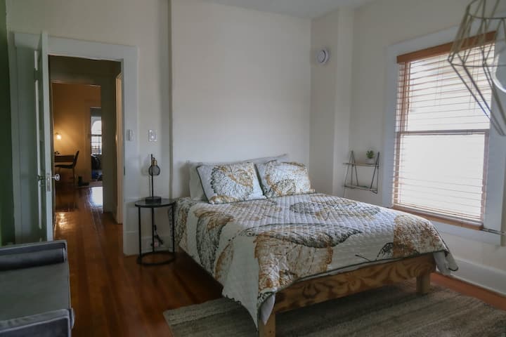 ¡Nuestra estructura de cama de madera dura, cama súper cómoda y persianas opacas son la combinación perfecta para una gran noche de sueño!

¡Nosotros nos encargamos de la limpieza por completo, reservamos hoy y disfrutamos de una estancia increíble!