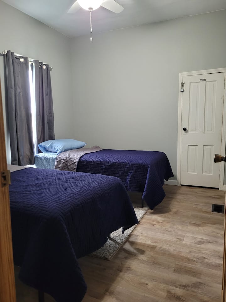 חדר שינה מס '3 למטה. ניתן לחבר שתי מיטות כדי להיות מלך מפוצל. 