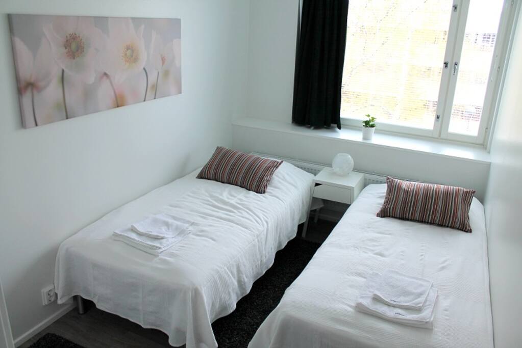 Asunnossa sängyt kahdelle aikuiselle. Liinavaatteet sisältyvät hintaan. Comfortable beds for two adults. Bed linen included.
