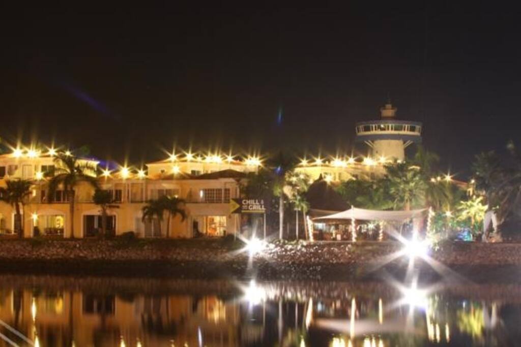Vista nocturna del complejo de villas vacacionales.