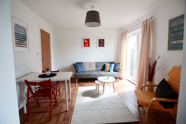 Contemporary 2 bedroom apt in Belfast suburbs