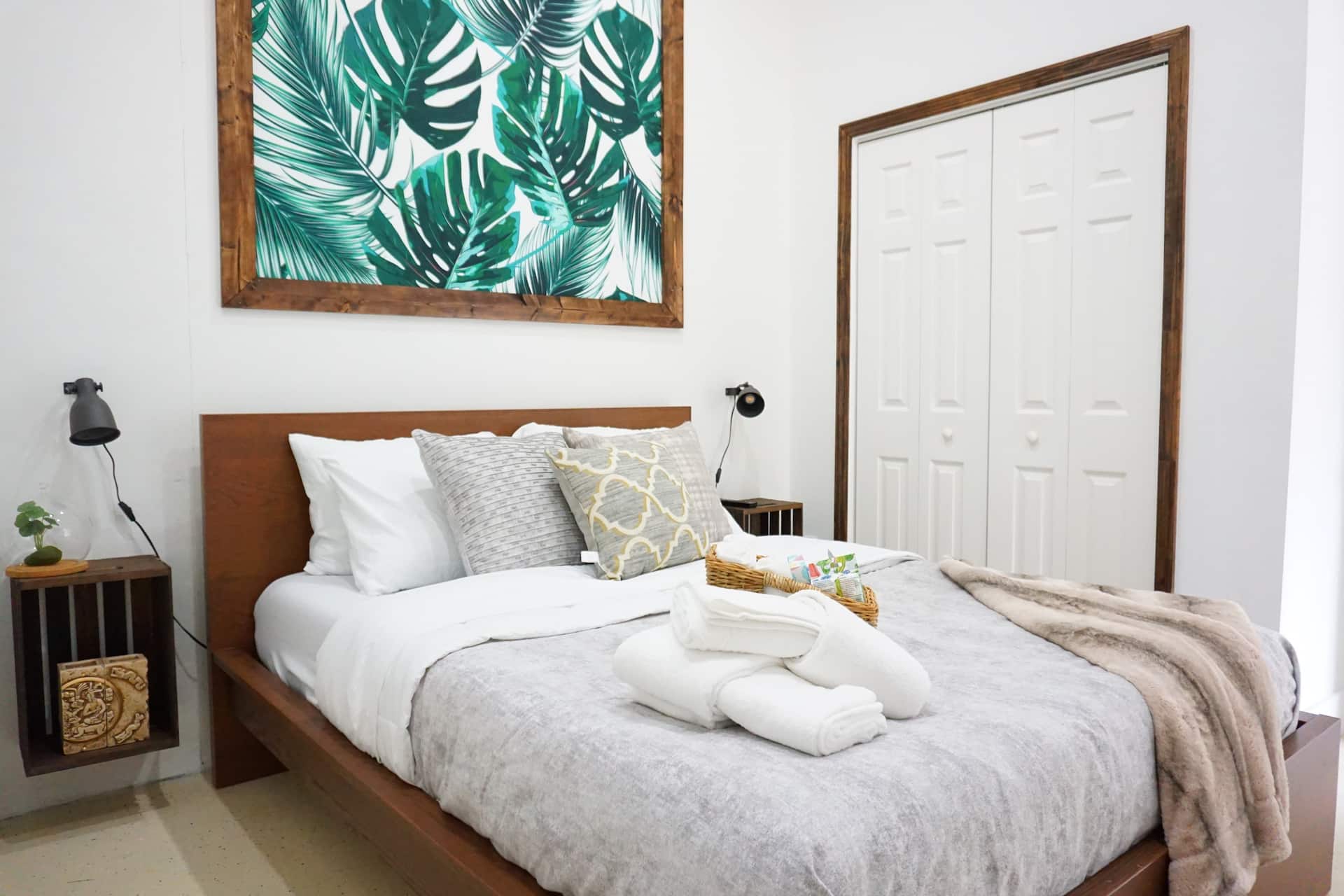 Green Leaf Apartment in Hollywood