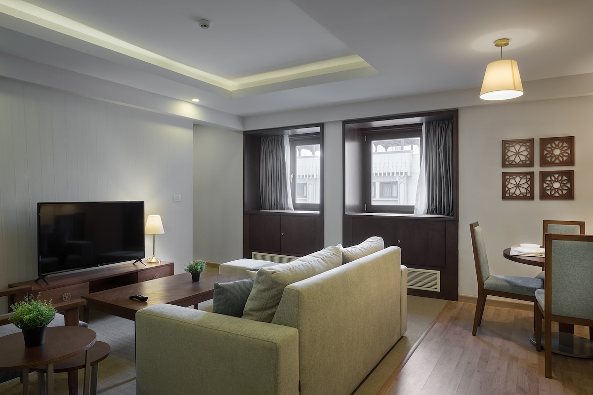 مفتوح ومتجدد الهواء ومتواصل! تتدفق غرفة المعيشة دون عناء إلى منطقة الطعام، مع لمسة من المساحات الخضراء.
