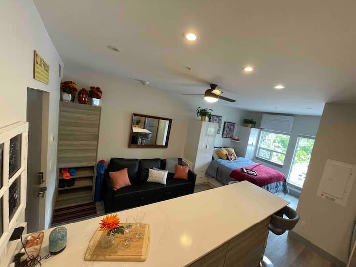 Okanagan Lakeside Cute Cozy Apartment W/ Pool - Vernon, BC, Canada