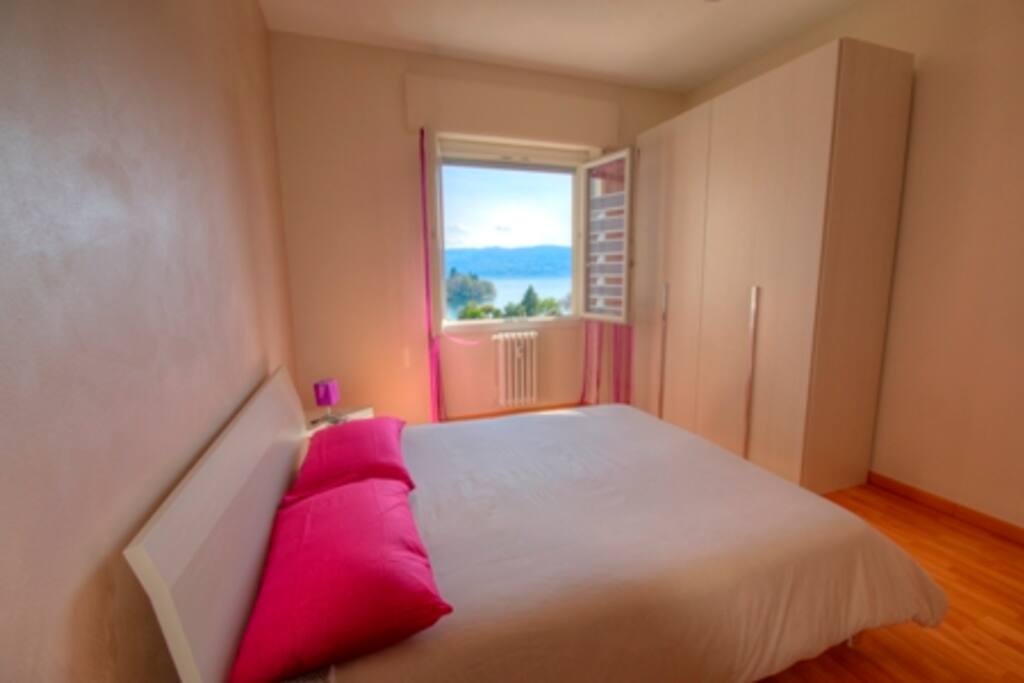 Camera da letto matrimoniale con vista lago