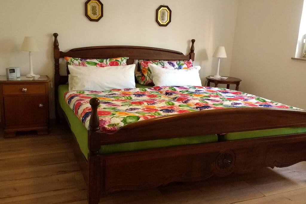 Schlafzimmer mit Doppelbett
