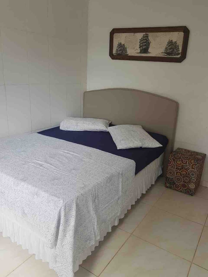 沙发床旁边的房间，配有空调，双人床。 