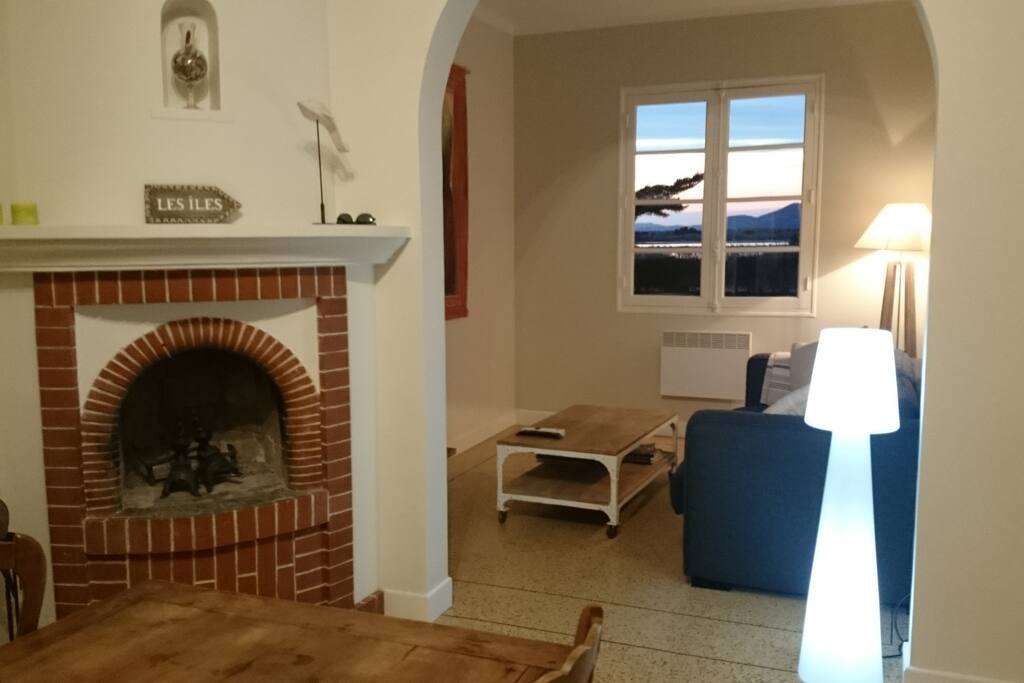 La cheminée et la vue sur les marais salants depuis le salon.