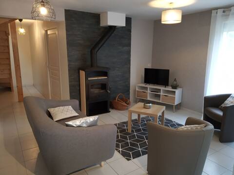 House 300 m from Arromanches, with enclosed garden.
