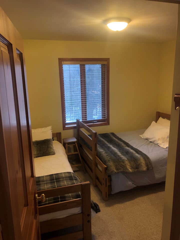 Troisième chambre avec lits doubles et lits jumeaux