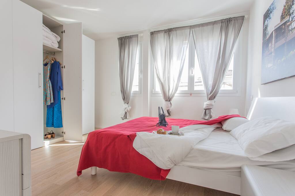 Camera da letto matrimoniale con ampio armadio