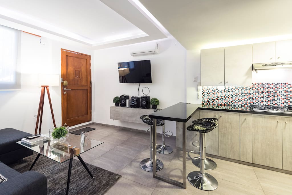 Piso 1: TV Smart + Equipo Música + AC + Internet
