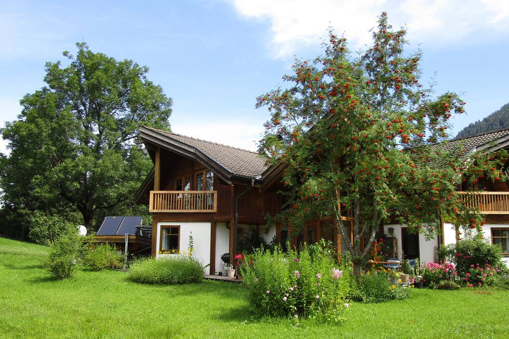 ruhige Lage, Wohnhaus von vorne gesehen