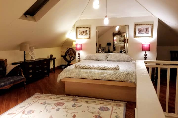 Легло с кралски размери/кът за спане заема единия край на горния етаж