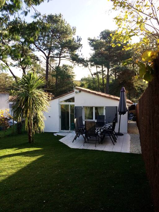 Délassez-vous dans un jardin où il fait bon vivre, avec transats et barbecue à votre disposition