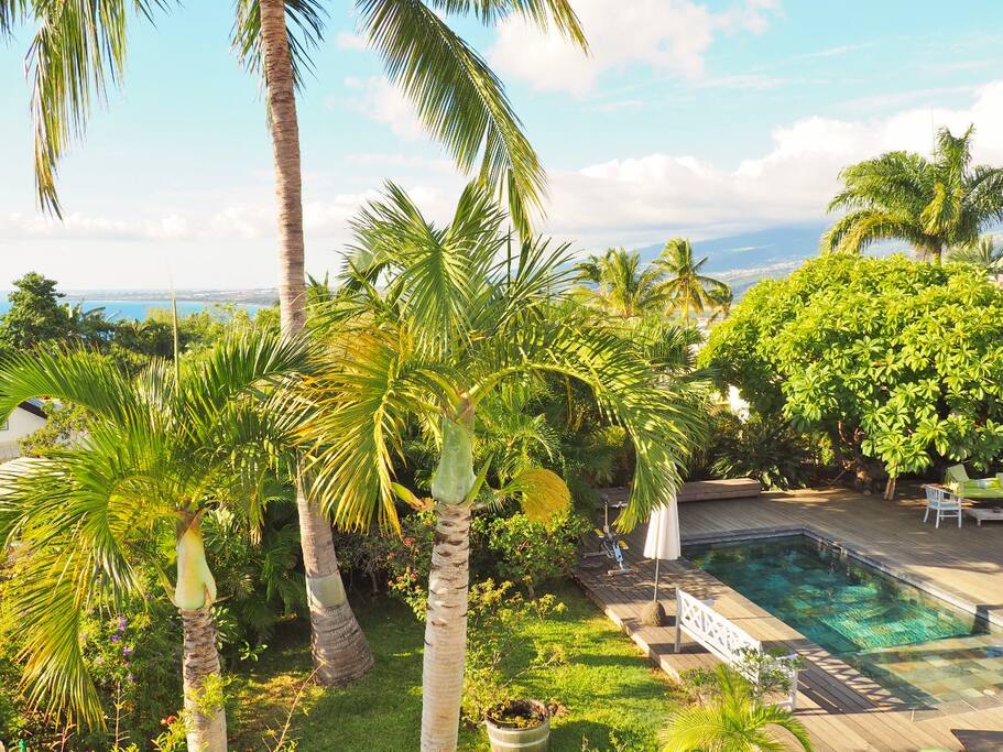 Décor luxuriant et vue mer