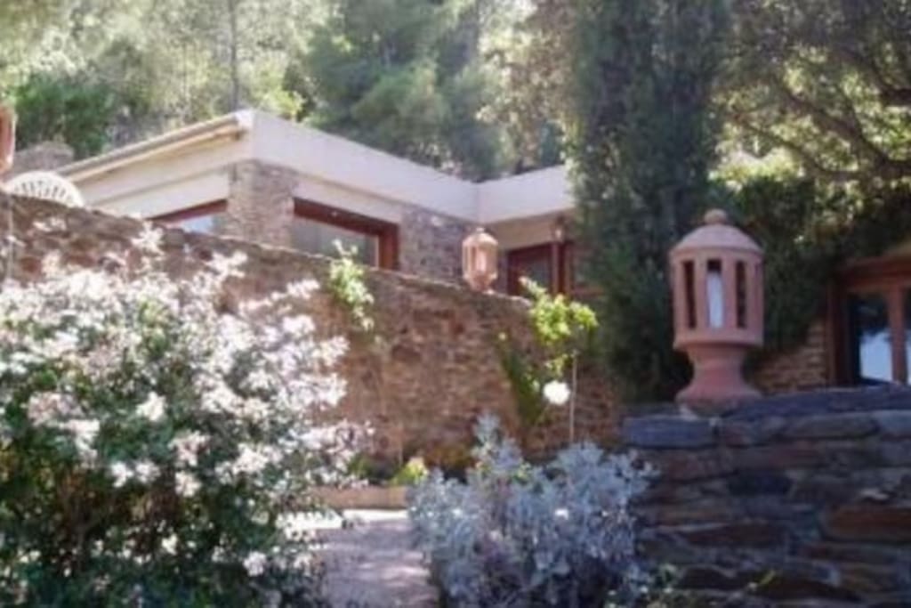 Première maison vue depuis le jardin - First house (picture taken from the garden)