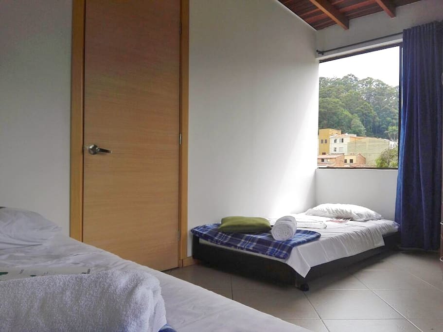 Amplio ventanal - espaciosa habitación