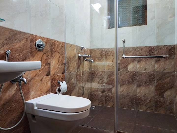 Full bathroom 1 image 1