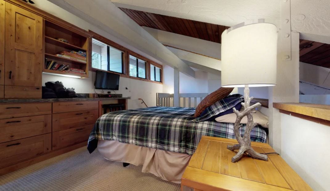 Le loft ouvert est à la fois fonctionnel et flexible, avec un lit queen-size, un lit jumeau, un espace de travail dédié avec bureau et une salle de bain privée complète. C'est idéal pour les enfants, les adolescents ou les voyageurs supplémentaires, et c'est une excellente option pour les voyageurs en télétravail.