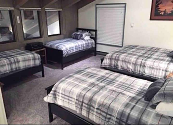 חלונות כפולים ומוצקים. קירות ארז מבודדים.  