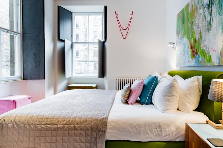 Vibrant Flat with Fantastic Views by the Royal Mile