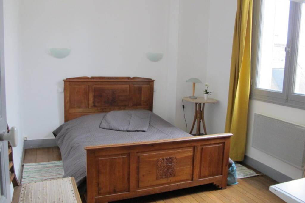 La chambre donnant sur une cour calme (soleil couchant)