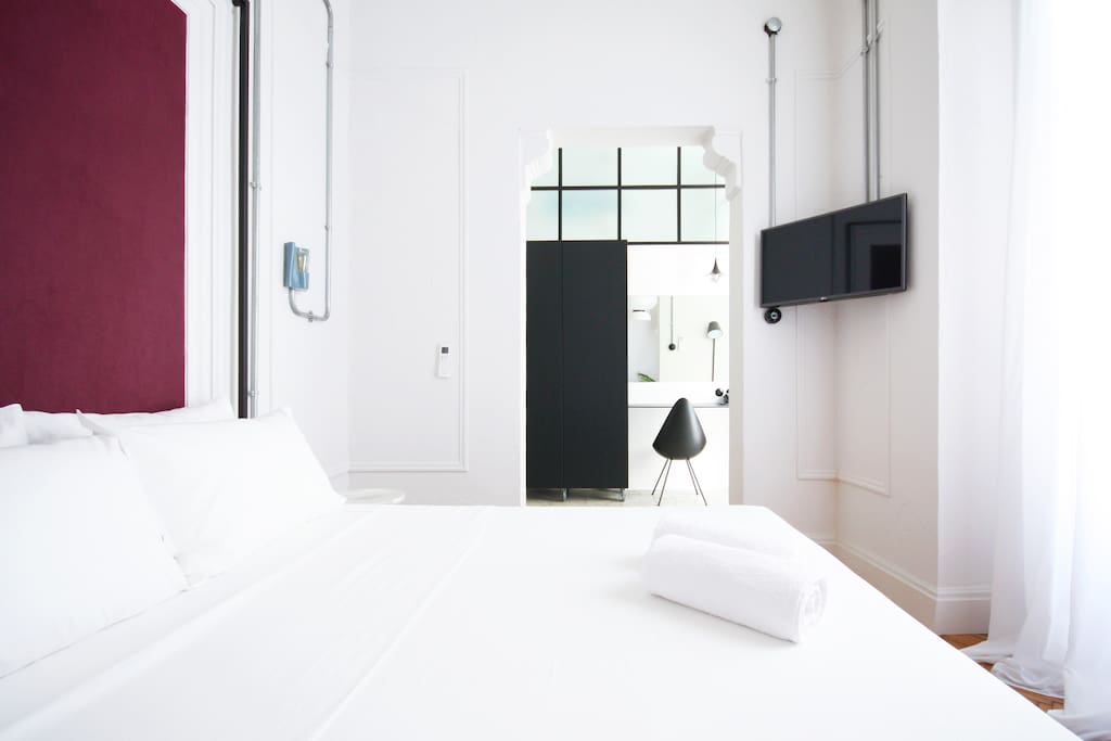 The Trilogy Suite (Room 3034) offers luxurious conceptual stay in the very heart of Thessaloniki, Greece. Furnished and decorated with original design objects supplied by prestigious international brands such as Vitra, Tom Dixon and Fritz Hansen.