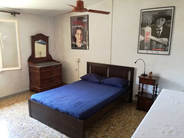 Quiet and spacious room in the centre of Bologna