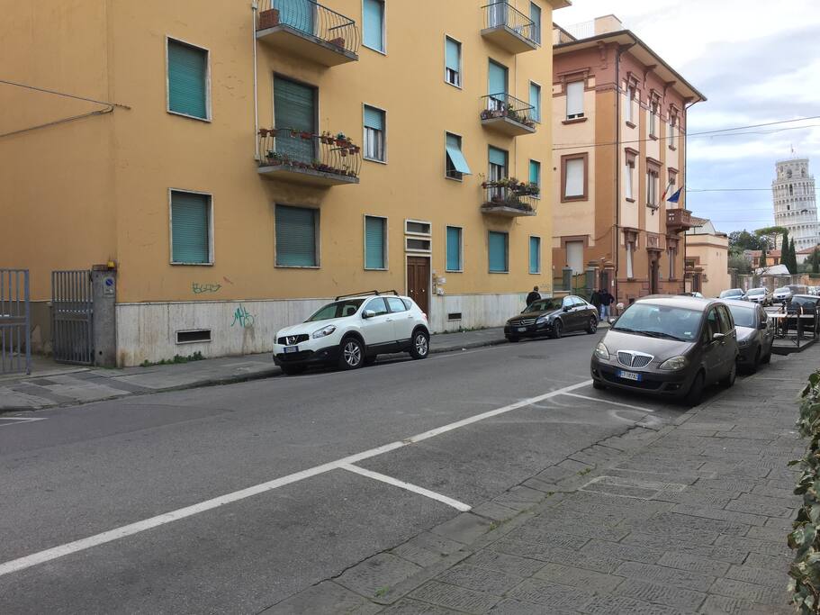 Entrata al giardino dal cancello esterno strada (con Torre sullo sfondo)