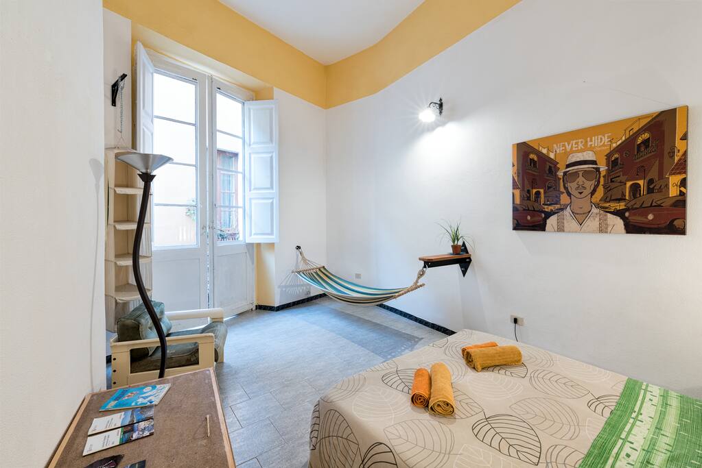 Yellow Jacket Room