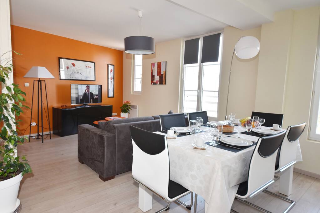 le salon et la salle à manger / the living room and the dining room