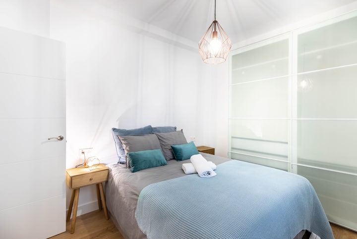 主卧室配有一张非常舒适的双人床和一张床头柜。 使用的家具经过精心挑选，让房间非常温馨。 