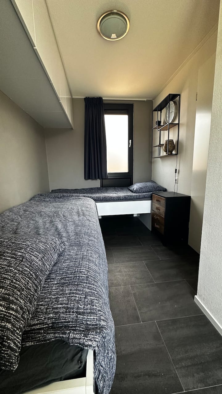 Dormitorio con 2 camas individuales y varios armarios