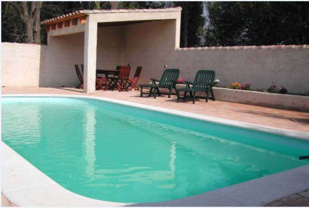 Coin piscine et barbecue