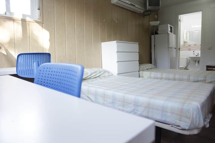 Habitación de dos camas y baño propio