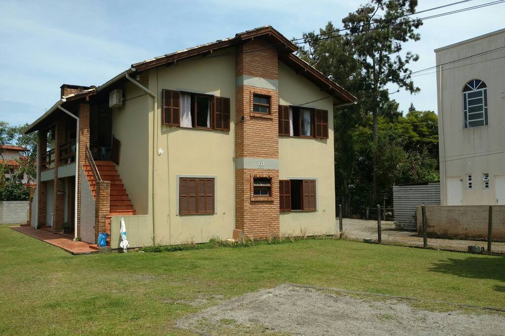 Parte da frente da casa. Amplo patio todo fechado que abriga outros carros.