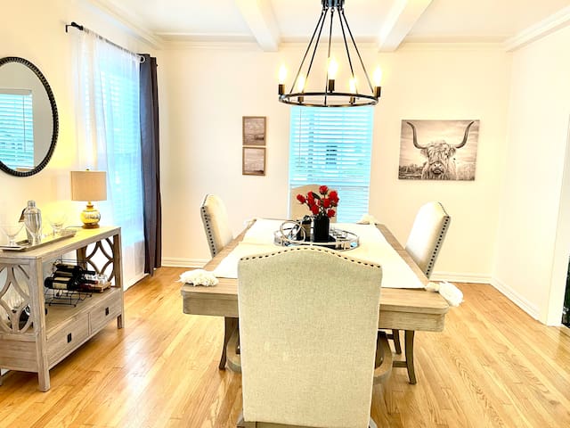 Walk Dickies-Cultural DST W 7th 1 King 2 Qn 3 bdrm