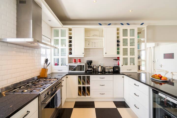 Beach House with views of Table Mt. (large groups) gallery image 3