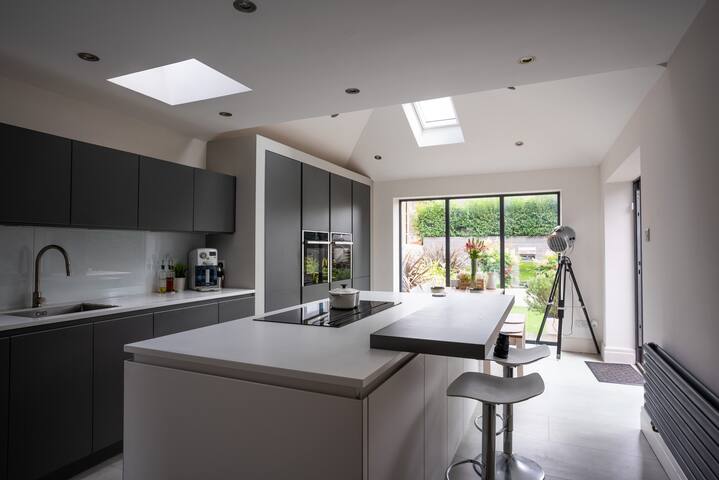 Contemporary Bright House 20 Min To Manc + Parking