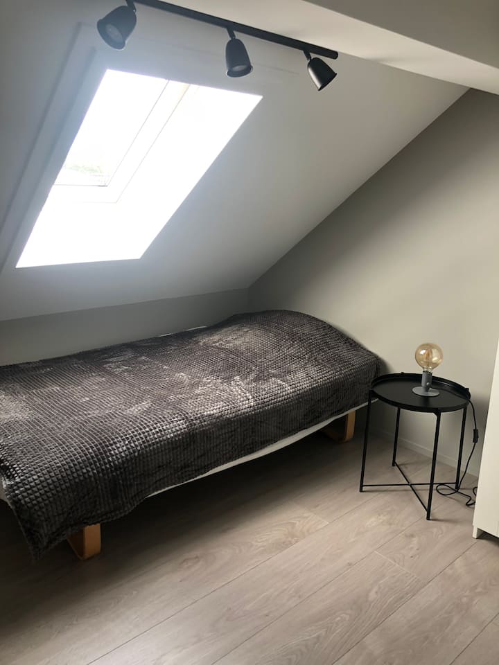 Spálňa s jednolôžkom